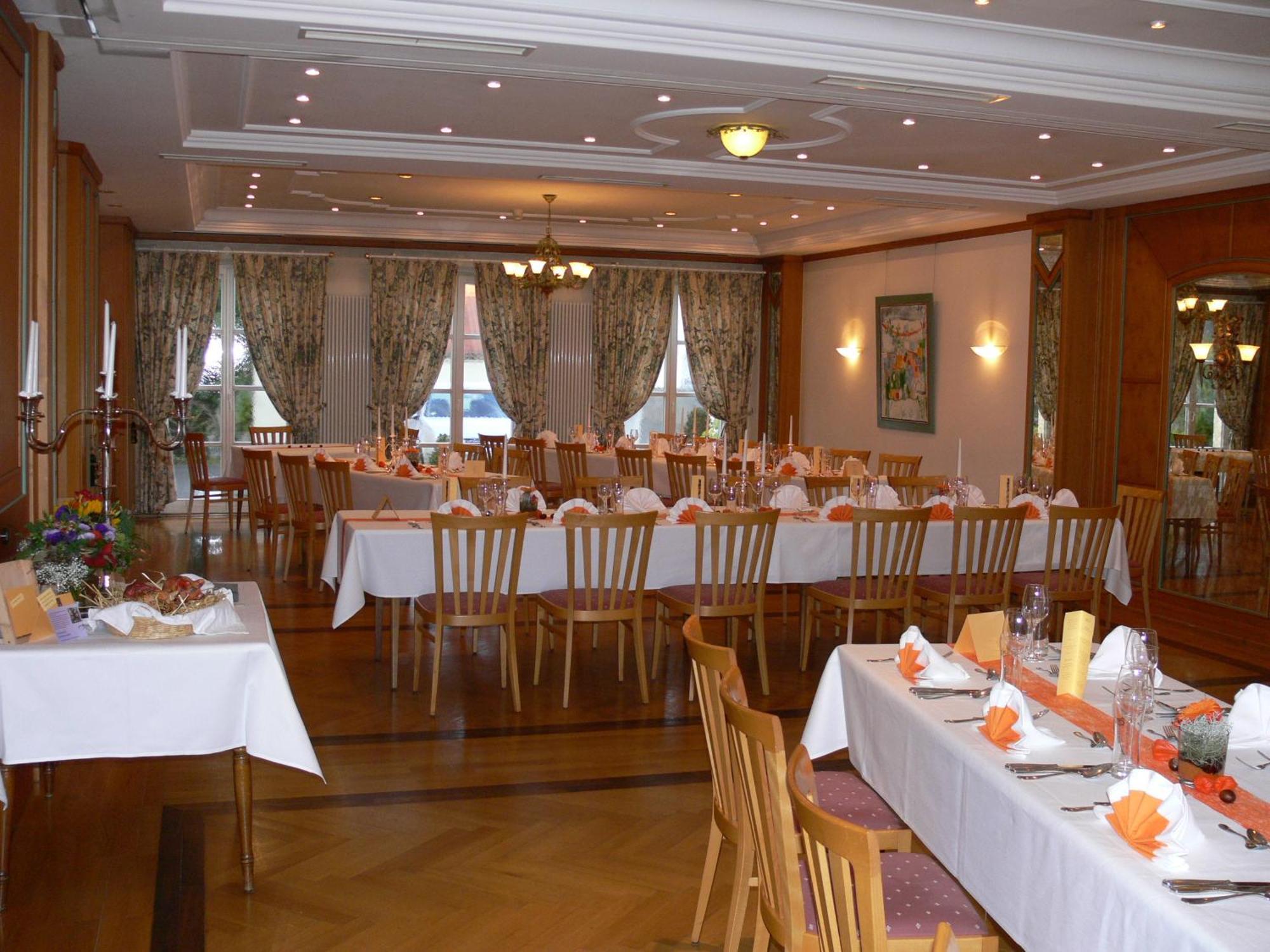 Hotel-Restaurant Roter Ochsen Lauchheim Екстер'єр фото