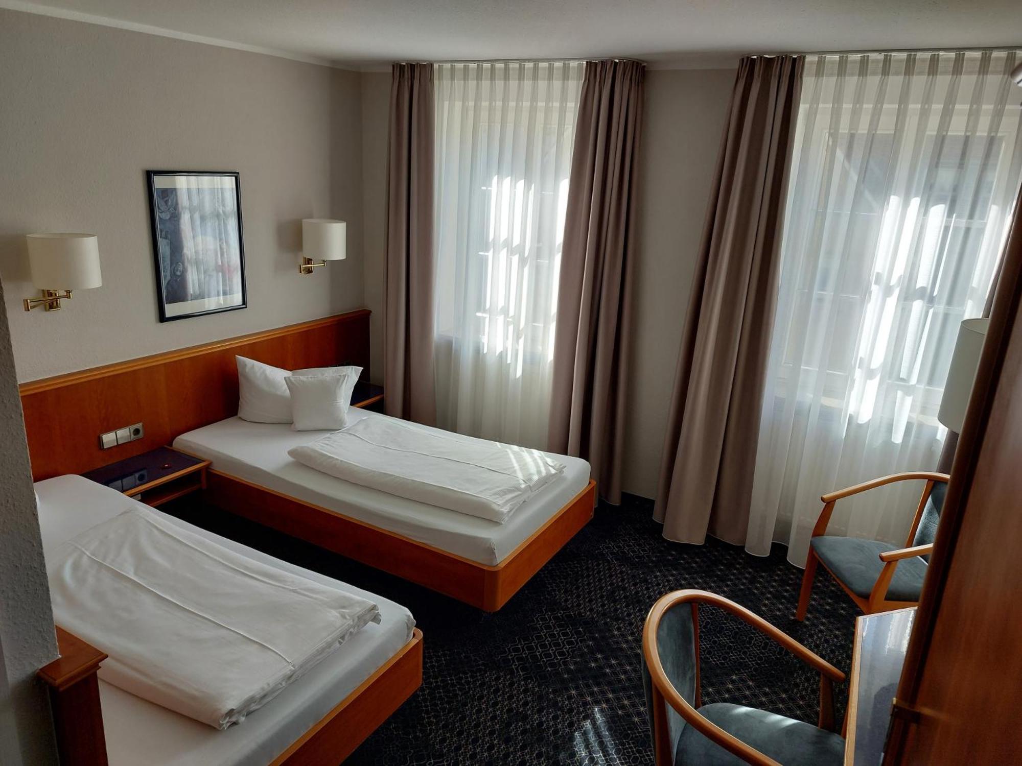 Hotel-Restaurant Roter Ochsen Lauchheim Екстер'єр фото