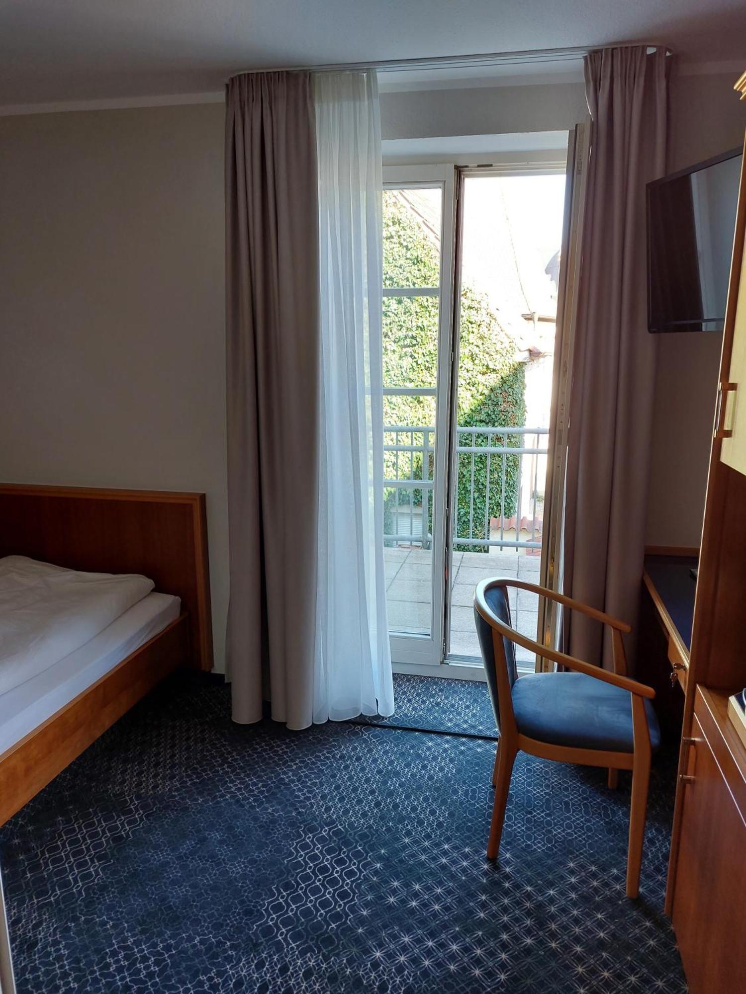 Hotel-Restaurant Roter Ochsen Lauchheim Екстер'єр фото