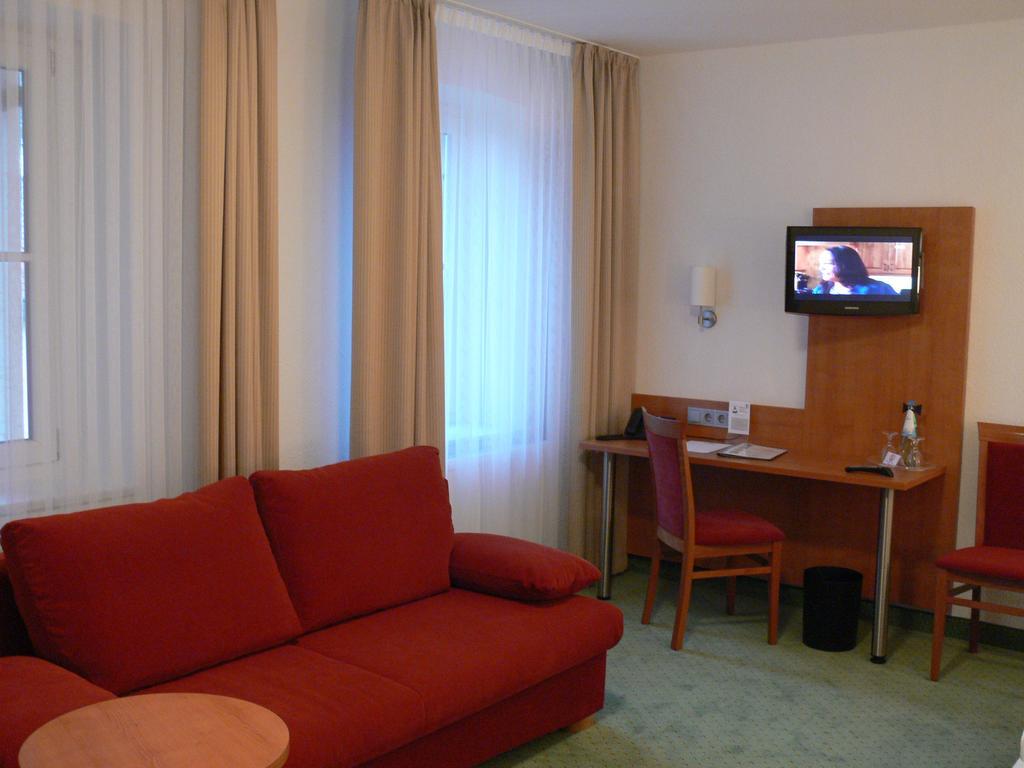 Hotel-Restaurant Roter Ochsen Lauchheim Екстер'єр фото