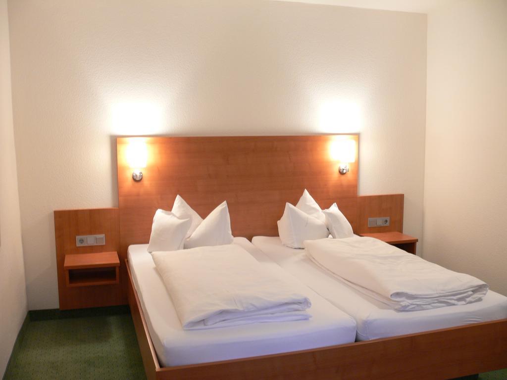 Hotel-Restaurant Roter Ochsen Lauchheim Екстер'єр фото