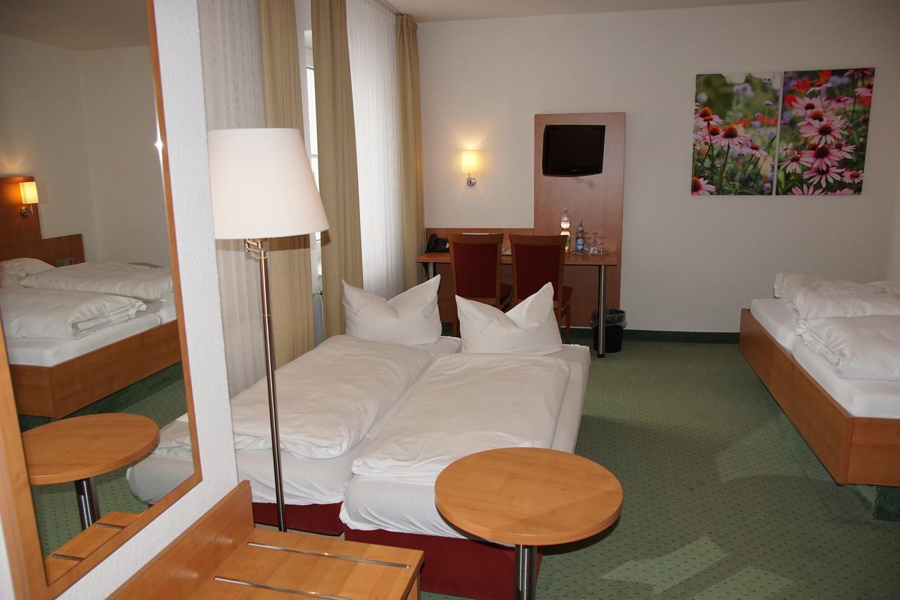 Hotel-Restaurant Roter Ochsen Lauchheim Екстер'єр фото