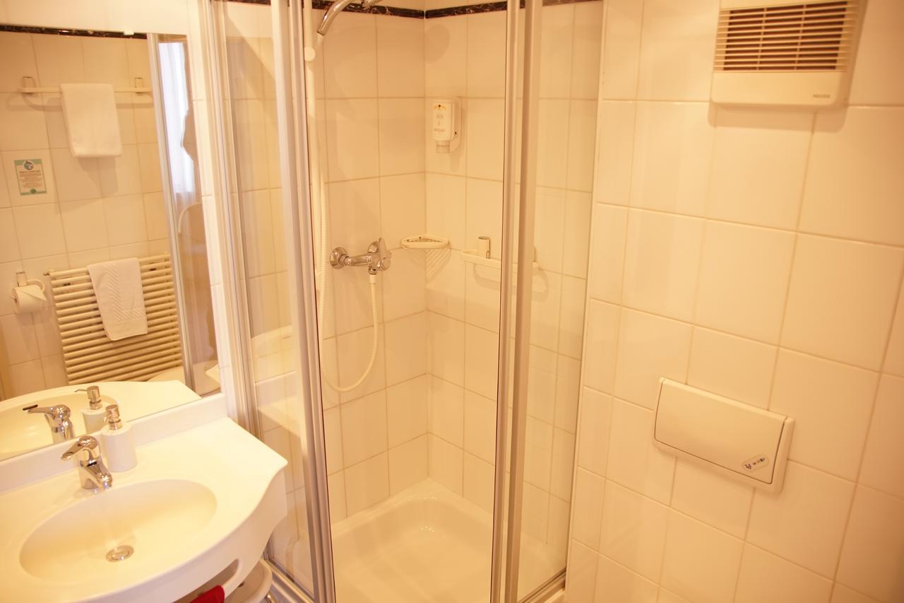 Hotel-Restaurant Roter Ochsen Lauchheim Екстер'єр фото