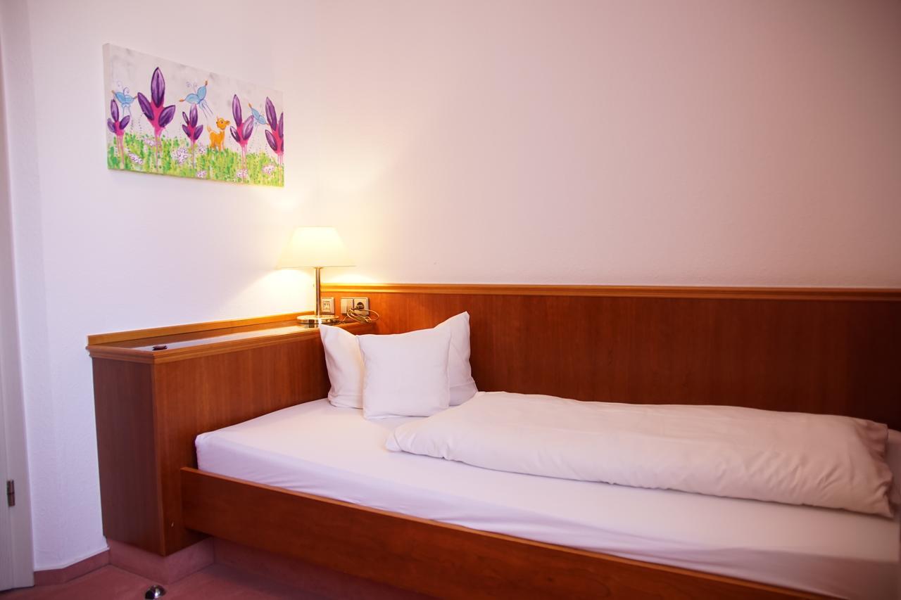 Hotel-Restaurant Roter Ochsen Lauchheim Екстер'єр фото